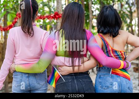 Glückliche Freunde LGBTQ Transgender Asiatische Frau LGBTQIA hält sich gegenseitig auf einer Sommerparty. Freundschaftskonzept. Stockfoto