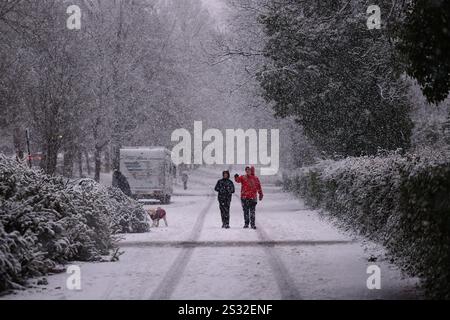 Brighton, Großbritannien. Januar 2025. Schnee fällt im Preston Park in Brighton in Südengland Credit: James Boardman/Alamy Live News Stockfoto