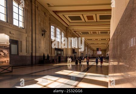 Innenraum des Grand Historic Train Station mit Besuchern und architektonischen Details Stockfoto