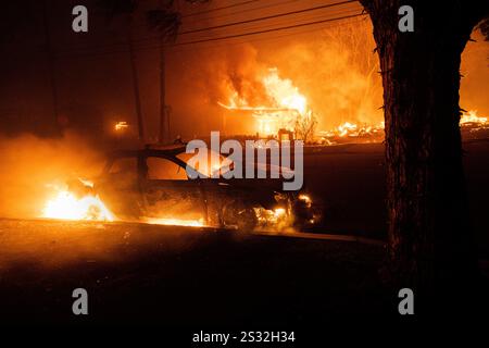 Los Angeles, Kalifornien, USA. Januar 2024. Die Flammen eines Brausenfeuers, das von den bösen Winden von Santa Ana geschleudert wird, zerstören am 7. Januar 2025 ein Auto und ein Haus in Pacific Palisades, Los Angeles, Kalifornien. Über 30.000 â wurden angewiesen, in südkalifornischen Gebieten zu evakuieren, als Santa Anna Winde durch die Region wehten. Die hohe Bevölkerung, die Dürrebedingungen, der große Treibstoff und die Windstärke in den Bergen haben eine Umgebung mit hoher Brandgefahr geschaffen, die sich ausbreiten kann. (Kreditbild: © Michael Nigro/Pacific Press via ZUMA Press Wire) NUR REDAKTIONELLE VERWENDUNG! Nicht für kommerzielle ZWECKE! Stockfoto