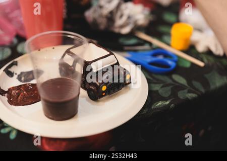 Kreative Kunst und Kunsthandwerk machen ein Schokoladenveredeltes Toy Car Erlebnis Stockfoto