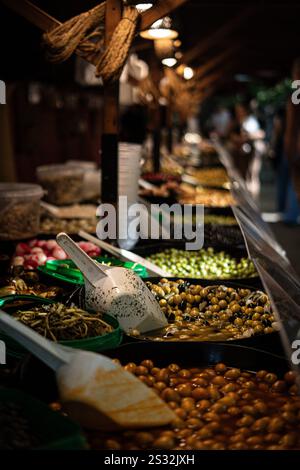 Fässer mit verschiedenen Oliven zum Verkauf auf dem mittelalterlichen Markt in Valencia, Valencia, Spanien Stockfoto