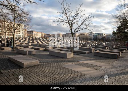 Berlin, Deutschland. Januar 2025. Am 8. Januar 2025 versammelten sich die Besucher des Berliner Holocaust-Gedenkwerks unter grauem Himmel, um über die Schrecken des Holocaust nachzudenken, da die Stätte trotz anhaltender Sicherheitsbedenken in ganz Europa weiterhin Touristen und Einheimische anzieht. Die Gedenkstätte für die ermordeten Juden Europas in der Nähe des Brandenburger Tors ist eines der meistbesuchten Wahrzeichen Berlins und erinnert an die Gräueltaten im Zweiten Weltkrieg (Foto: Michael Kuenne/PRESSCOV/SIPA USA) Credit: SIPA USA/Alamy Live News Stockfoto