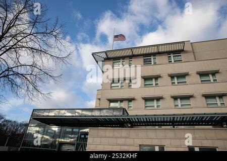 Berlin, Deutschland. Januar 2025. Am 8. Januar 2025 senkte die Botschaft der Vereinigten Staaten in Berlin ihre Flagge auf die Hälfte des Personals, um an die Opfer des jüngsten Terroranschlags auf der Bourbon Street in New Orleans zu erinnern. (Foto: Michael Kuenne/PRESSCOV/SIPA USA) Credit: SIPA USA/Alamy Live News Stockfoto