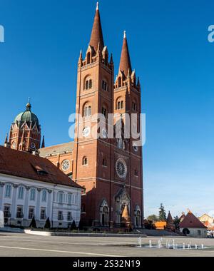 Ein großes, markantes rotes Backsteingebäude mit zwei beeindruckenden Türmen und einer wunderschön gearbeiteten Kuppel, die aus der Ferne ins Auge fällt Stockfoto