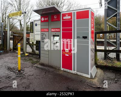 Manchester, UK, 04-01-2025: Postabgabestation im Freien für Rücksendedienste. Stockfoto