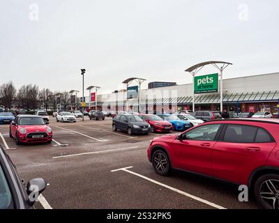 Salford, Manchester, Großbritannien, 04-01-2025: Belebter Parkplatz im Einkaufszentrum Regent Road Shops. Stockfoto