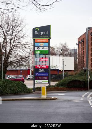 Salford, Manchester, Großbritannien, 04-01-2025: Schild für den Eingang zum Einkaufszentrum Regent Road, verschiedene Logos für Einzelhandelsgeschäfte. Stockfoto