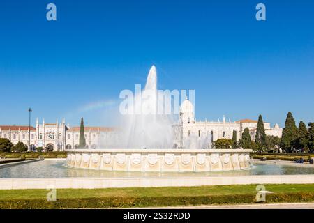 Der Brunnen vor dem Mosteiro dos Jeronimos, Lissabon, Portugal Stockfoto