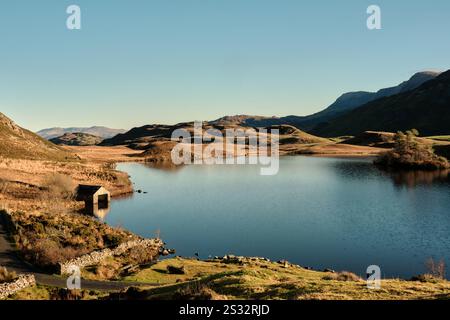 Ein Bootshaus steht am Rande der Cregennan Seen, oder Llynnau Cregennan, in der Nähe von Arthog, Dolgellau und der Mawddach-Mündung in Nordwales Stockfoto
