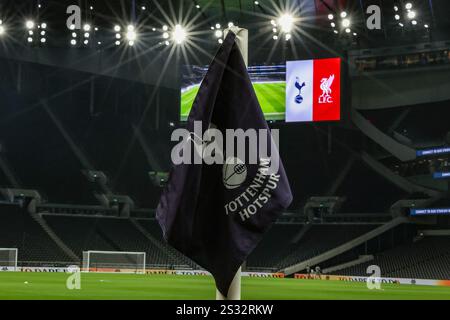 London, Großbritannien. Januar 2025. Tottenham Hotspur Corner Flag während des Carabao Cup Halbfinals First Leg Tottenham Hotspur vs Liverpool im Tottenham Hotspur Stadium, London, Vereinigtes Königreich, 8. Januar 2025 (Foto: Mark Cosgrove/News Images) in London, Vereinigtes Königreich am 2025. (Foto: Mark Cosgrove/News Images/SIPA USA) Credit: SIPA USA/Alamy Live News Stockfoto