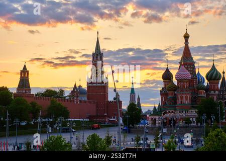 Russland Moskau 08. Mai 2023. Spasskaya Uhrenturm und Basilius-Kathedrale bei Sonnenuntergang Stockfoto