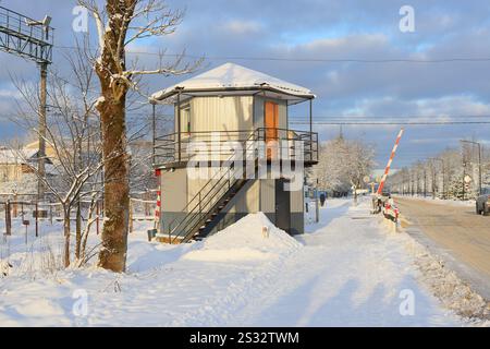 Eine wunderschöne Schneeszene mit einem großen Wachturm in einer ruhigen Winterlandschaft Stockfoto