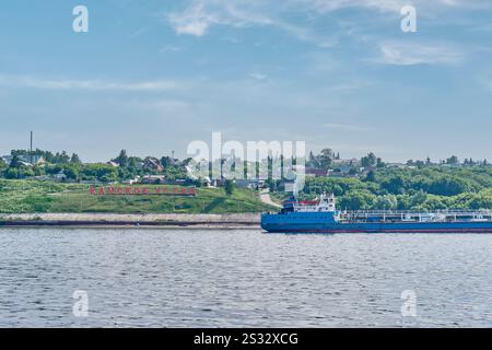 Malerischer Blick auf das Dorf Kamskoye Ustye. Frachtschiff auf der Wolga, Russland Stockfoto