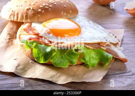 Hamburger mit Gemüse, Schinken und Spiegelei. Stockfoto