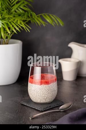 Lebensmittelfotografie vom Frühstück von Chia Samenpudding mit Erdbeerpüree, Beerenmarmelade, gesundes veganes Dessert, natürliches Essen Stockfoto