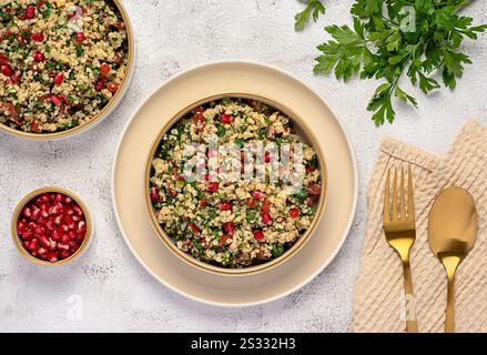 Lebensmittelfotografie von Salattabouleh mit Granatapfel, Bulgur, Petersilie, Minze, Tomate, Frühlingszwiebeln, veganes Gericht, arabisches Essen Stockfoto