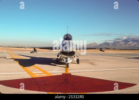 Die F-16A ist bereit für das Taxi zum Start. Beachten Sie, dass die FOD-Gefahrenzone auf der Rampe von Davis-Monthan AFB, Tucson, AZ, gemalt ist. Stockfoto
