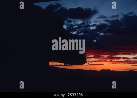 Montana ANG F-16A bei Sonnenuntergang am 5-Minuten-Alarm am Tag 1, 120FIG, Davis-Monthan AFB, AZ. Stockfoto