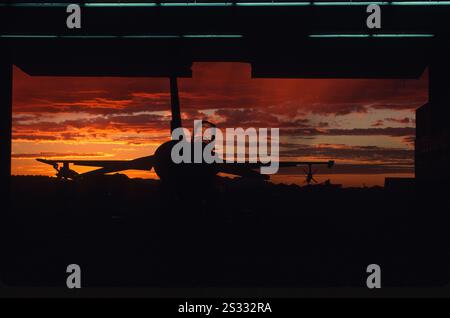 Montana ANG F-16A bei Sonnenuntergang am 5-Minuten-Alarm am Tag 1, 120FIG, Davis-Monthan AFB, AZ. Stockfoto