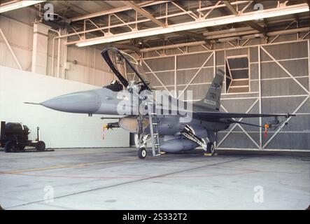 F-16A ein 5-Minuten-Alarm, Alarmhangar, Det 1, 120 ABB., Davis-Monthan AFB, Tucson, AZ Stockfoto