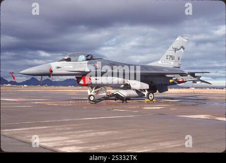 Alarmreserve F-16A auf regnerischer Rampe bei Det 1, 120 ABB. Davis-Monthan AFB, AZ. Stockfoto