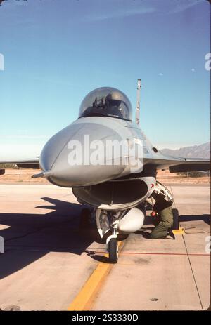 Crew Chief pusht F-16A Fahrwerk, bevor der Motor nach einer Trainingsmission abgestellt wird. DET 1, 120 ABB., Davis-Monthan AFB, Tucson, AZ Stockfoto