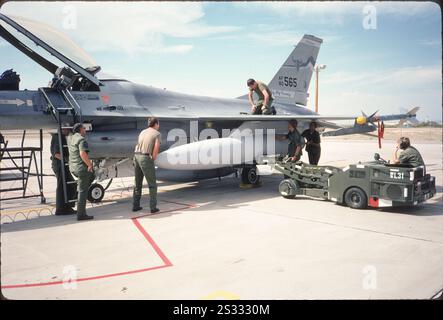 Das Wartungsteam lädt den linken Flügeltank auf eine F-16A. DET 1, 120 ABB., Davis-Monthan AFB, Tucson, AZ Stockfoto