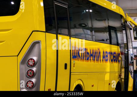 Ein knallgelber Bus mit den Worten Schulbus auf Ukrainisch auf der Seite. Stockfoto