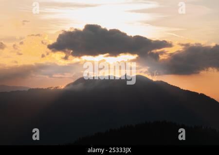 Tauchen Sie ein in die atemberaubende Schönheit einer ruhigen Landschaft bei Sonnenuntergang Stockfoto