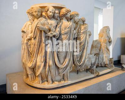 Sarkophag mit Prozession für die Amtseinführung eines Konsul (processus Consularis) - Acilia - um 270 n. Chr. - Nationales Römisches Museum im Palazzo Massimo alle Terme - Rom, Italien Stockfoto