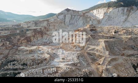 Luftpanorama der Marmorsteinbrüche in Burdur, Türkei. Marmorsteinbruch von oben. Marmorbruch in den Bergen. Stockfoto