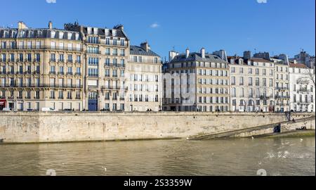 Paris, Frankreich, 01.03.2025 Panoramaaufnahme typisch französischer Apartments entlang der seine. Hochwasserstand der seine Stockfoto