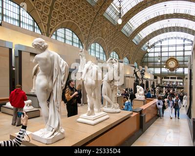 In der Halle des Musée d'Orsay, Paris, Frankreich, spazieren die Menschen zwischen klassischen Statuen Stockfoto