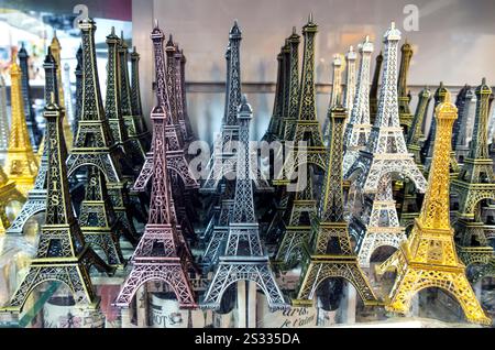 Souvenir Eiffeltürme Montmartre, Paris, Frankreich Stockfoto