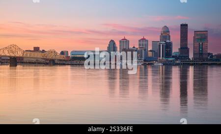 Louisville, Kentucky, USA. Stadtbild der Skyline der Innenstadt von Louisville, Kentucky, USA mit Reflexion der Stadt Ohio River bei Sonnenaufgang im Frühling. Stockfoto