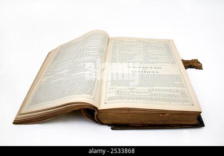 Antikes Leder gebunden 1800er Brown's Self-Interpreting Family Bible mit Old and New Testament John G Murdoch Veröffentlichung mit Messingverschluss Stockfoto