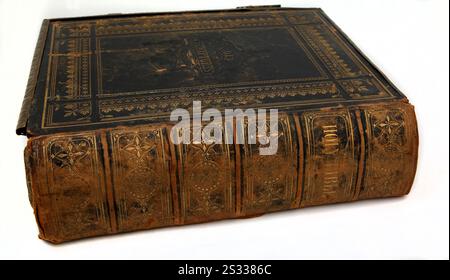 Antikes Leder gebunden 1800er Brown's Self-Interpreting Family Bible mit Old and New Testament John G Murdoch Veröffentlichung mit Messingverschluss Stockfoto