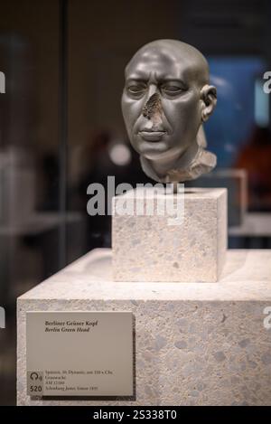 Berliner Grüner Kopf antike ägyptische Statue im Neuen Museum, Neues Museum im Museumsinsel-Komplex im historischen Zentrum von Berlin, Deutschland, ON Stockfoto