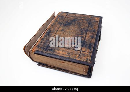 Antikes Leder gebunden 1800er Brown's Self-Interpreting Family Bible mit Old and New Testament John G Murdoch Veröffentlichung mit Messingverschluss Stockfoto