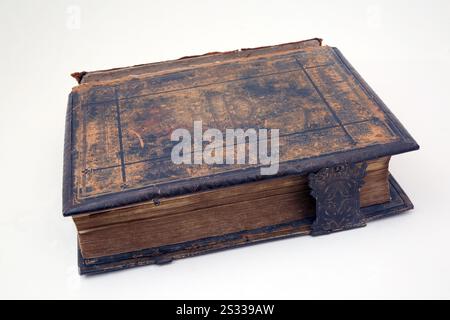 Antikes Leder gebunden 1800er Brown's Self-Interpreting Family Bible mit Old and New Testament John G Murdoch Veröffentlichung mit Messingverschluss Stockfoto