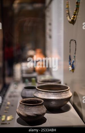 Ausstellung antiker Artefakte im Neuen Museum, Neuen Museum im Museumsinsel-Komplex im historischen Zentrum von Berlin, Deutschland, am 2. Januar 2025 Stockfoto
