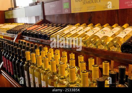La Geria, Spanien: 16. Oktober 2024: Kanarische Weine im klassischen Weingut La Geria auf der Touristeninsel Lanzarote im Jahr 2024. Stockfoto