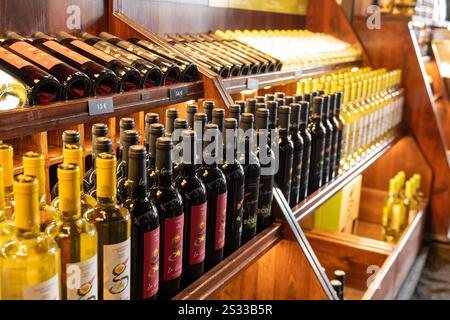 La Geria, Spanien: 16. Oktober 2024: Kanarische Weine im klassischen Weingut La Geria auf der Touristeninsel Lanzarote im Jahr 2024. Stockfoto