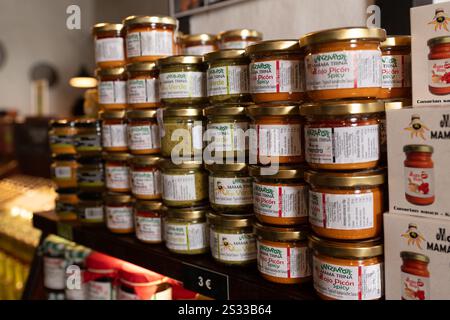 La Geria, Spanien: 16. Oktober 2024: Mojo Picon und Mojo Rojo im klassischen Weingut von La Geria auf der Touristeninsel Lanzarote im Jahr 2024. Stockfoto