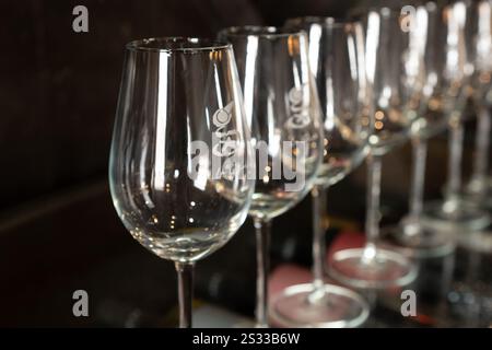 La Geria, Spanien: 16. Oktober 2024: Glas Wein in der klassischen Weinkellerei von La Geria auf der Touristeninsel Lanzarote im Jahr 2024. Stockfoto