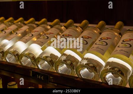 La Geria, Spanien: 16. Oktober 2024: Kanarische Weine im klassischen Weingut La Geria auf der Touristeninsel Lanzarote im Jahr 2024. Stockfoto