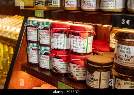 La Geria, Spanien: 16. Oktober 2024: Kanarische Produkte im Laden des klassischen Weinguts von La Geria auf der Touristeninsel Lanzarote im Jahr 2024. Stockfoto