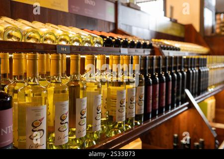 La Geria, Spanien: 16. Oktober 2024: Kanarische Weine im klassischen Weingut La Geria auf der Touristeninsel Lanzarote im Jahr 2024. Stockfoto