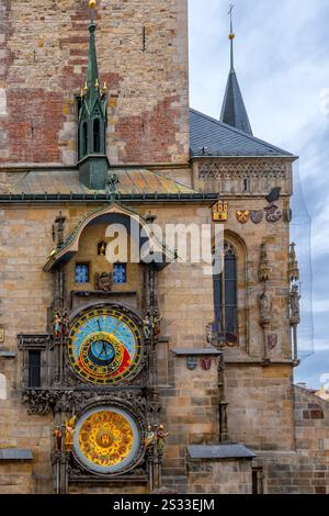 Prag, Tschechisch - 20. Dezember 2024: Prager Astronomische Uhr (15. Jh.) Auf der Südseite des Rathauses am Altstädter Ring Stockfoto